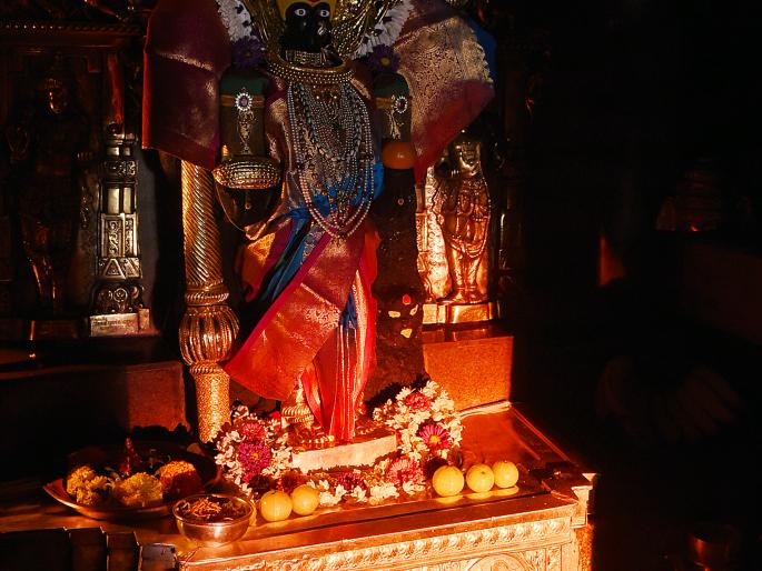 Sunbeams up to Ambabai's knees - Second day of radiation festival: | दुसऱ्या दिवशी सुर्यकिरणे अंबाबाईच्या गुडघ्यापर्यंत Sunbeams up to Ambabai's knees - Second day of radiation festival: | दुसऱ्या दिवशी सुर्यकिरणे अंबाबाईच्या गुडघ्यापर्यंत