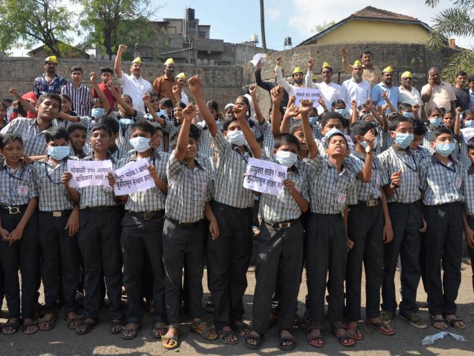 Protect the Commissioner from dust ...: Demolition at Badu Chowk on poor roads | आयुक्तसाहेब धुळीपासून संरक्षण करा...: खराब रस्त्यांवरुन बिंदू चौकात निदर्शने Protect the Commissioner from dust ...: Demolition at Badu Chowk on poor roads | आयुक्तसाहेब धुळीपासून संरक्षण करा...: खराब रस्त्यांवरुन बिंदू चौकात निदर्शने