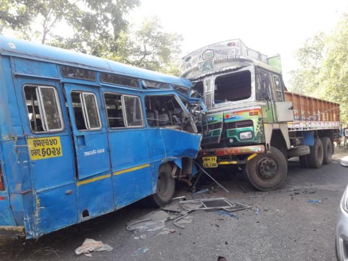 Truck and bus hit Gadchiroli near Etapally; Five killed | गडचिरोलीतील एटापल्लीजवळ ट्रक आणि बसची भीषण धडक; चार ठार Truck and bus hit Gadchiroli near Etapally; Five killed | गडचिरोलीतील एटापल्लीजवळ ट्रक आणि बसची भीषण धडक; चार ठार