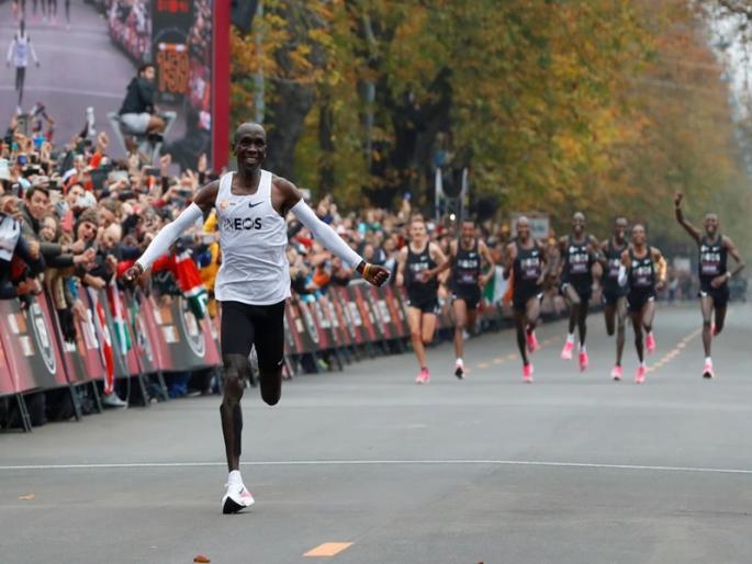Historical! Within a couple of hours the world record was created in the full marathon | ऐतिहासिक! दोन तासांत पूर्ण मॅरेथॉन जिंकत ऑलिम्पिक चॅम्पियनने रचला विश्वविक्रम Historical! Within a couple of hours the world record was created in the full marathon | ऐतिहासिक! दोन तासांत पूर्ण मॅरेथॉन जिंकत ऑलिम्पिक चॅम्पियनने रचला विश्वविक्रम