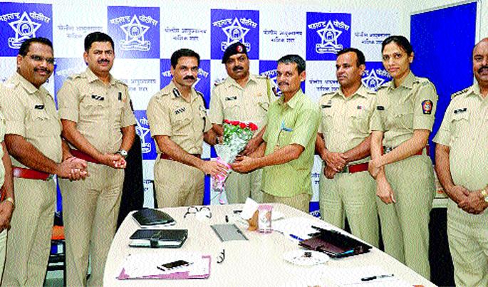 paraamaanaika-raikasaacaalakaacaa-paolaisa-ayaukataankadauuna-satakaara | प्रामाणिक रिक्षाचालकाचा पोलीस आयुक्तांकडून सत्कार paraamaanaika-raikasaacaalakaacaa-paolaisa-ayaukataankadauuna-satakaara | प्रामाणिक रिक्षाचालकाचा पोलीस आयुक्तांकडून सत्कार