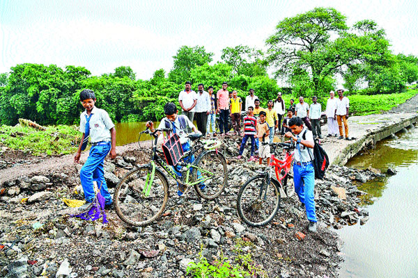 Due to the collapse of the bridge on the Banganga river, the risk will be a threat | बाणगंगा नदीवरील पूल खचल्याने धोका