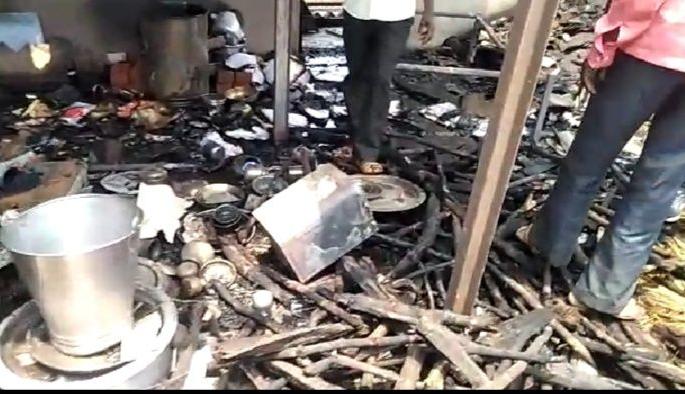 Millions lost in fire caused by short circuit | शॉर्टसर्किटमुळे लागलेल्या आगीत लाखोंचे नुकसान Millions lost in fire caused by short circuit | शॉर्टसर्किटमुळे लागलेल्या आगीत लाखोंचे नुकसान