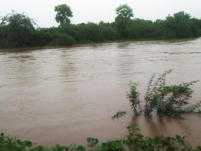 Heavy rains in Akola; River, flood to rivers, crops under water | अकोल्यात संततधार पाऊस; नदी, नाल्यांना पूर, पिके पाण्याखाली Heavy rains in Akola; River, flood to rivers, crops under water | अकोल्यात संततधार पाऊस; नदी, नाल्यांना पूर, पिके पाण्याखाली