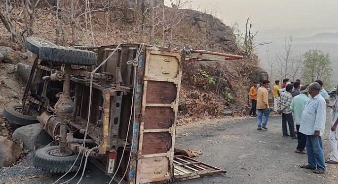 Minitruck carrying wedding party overturned, accident at Ranigaon Ghat; Death of one | लग्नाची वरात घेऊन जाणारा मिनीट्रक उलटला, राणीगाव घाटात अपघात; एकाचा मृत्यू Minitruck carrying wedding party overturned, accident at Ranigaon Ghat; Death of one | लग्नाची वरात घेऊन जाणारा मिनीट्रक उलटला, राणीगाव घाटात अपघात; एकाचा मृत्यू