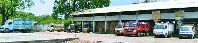 Employee Merchants? | कर्मचारी व्यापाऱ्यांच्या दावणीला?