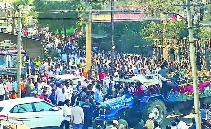 The young boy with his parents simultaneously burst into flames | आई-वडिलांसह तरुण मुलाला एकाचवेळी भडाग्नी The young boy with his parents simultaneously burst into flames | आई-वडिलांसह तरुण मुलाला एकाचवेळी भडाग्नी