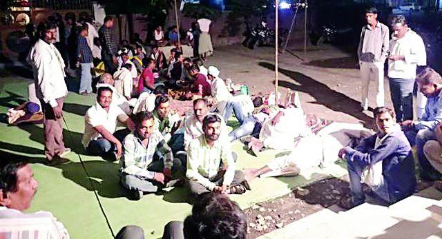 Farmers' Range for Nafed Registration | नाफेडच्या नोंदणीसाठी शेतकऱ्यांच्या रांगा