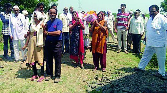 The girls give their shoulders to the shoulder | मुलींनी दिला वडिलांच्या पार्थिवाला खांदा