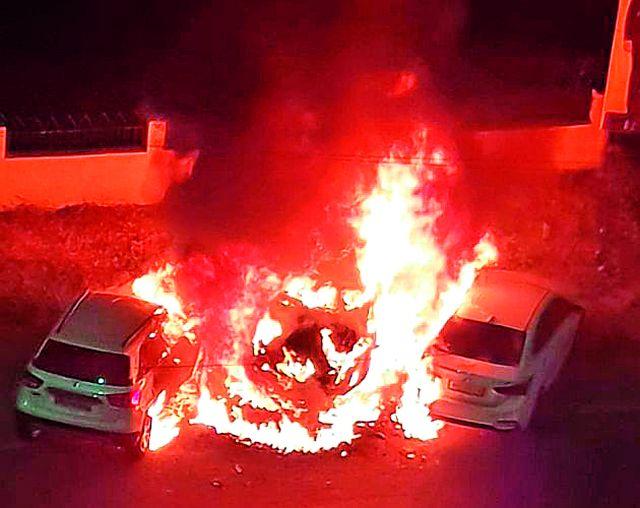 Three cars burnt down | तीन कार जळून खाक Three cars burnt down | तीन कार जळून खाक