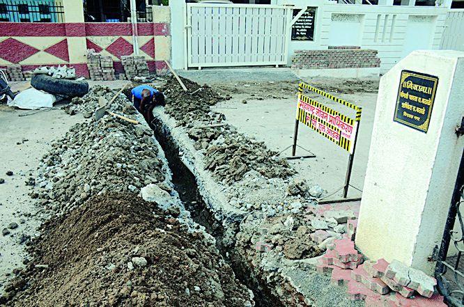 Concretized roads without permission | परवानगीविनाच फोडले काँक्रीट रस्ते