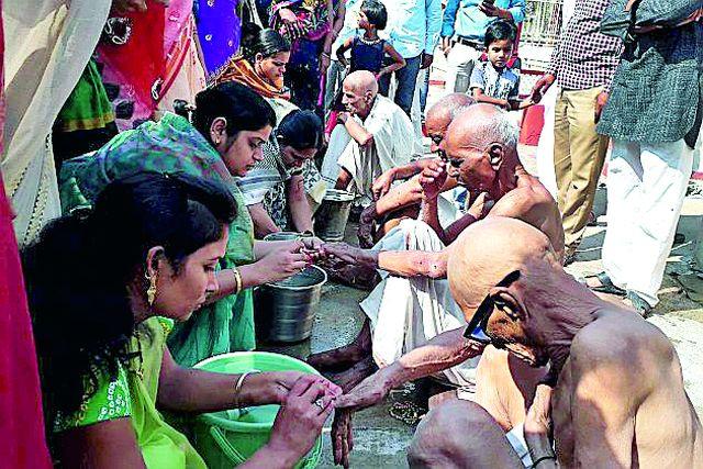 In the ninety nine-year-old Abhayana Bathan | वयाच्या नव्वदीत अभ्यंग स्नानाने तरळले आनंदाश्रू In the ninety nine-year-old Abhayana Bathan | वयाच्या नव्वदीत अभ्यंग स्नानाने तरळले आनंदाश्रू