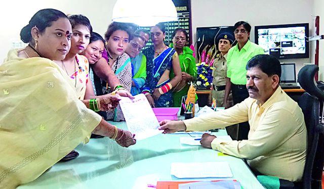 Stop the path of the third way | तृतीयपंथीयांचा रास्ता रोको Stop the path of the third way | तृतीयपंथीयांचा रास्ता रोको