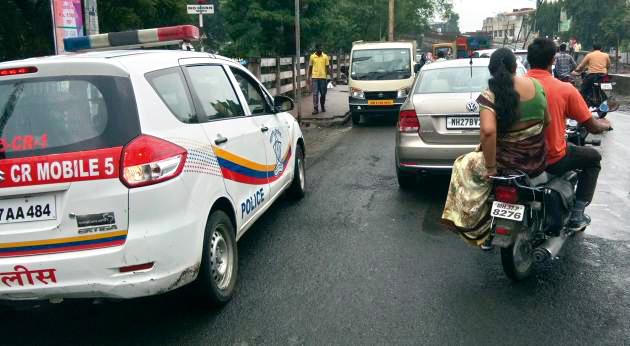 Potholes, traffic jams due to counter-road traffic | खड्डे, विरुद्ध दिशेच्या वाहतुकीमुळे 'ट्रॅफिक जाम' Potholes, traffic jams due to counter-road traffic | खड्डे, विरुद्ध दिशेच्या वाहतुकीमुळे 'ट्रॅफिक जाम'