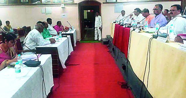 The auditorium was lit from the solar system | सौरदिव्यावरून सभागृह तापले