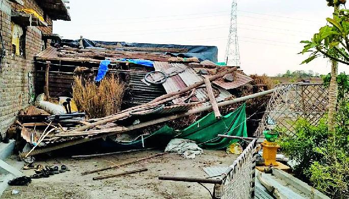 The roof of many houses in Ghuikhed blown up | घुईखेडमध्ये अनेकांच्या घरावरील छप्पर उडाले The roof of many houses in Ghuikhed blown up | घुईखेडमध्ये अनेकांच्या घरावरील छप्पर उडाले