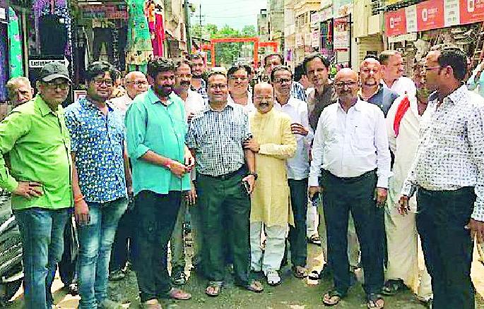 Maharashtra Election 2019 ; Bachu Kadu has a warm welcome in this market | Maharashtra Election 2019 ; सदर बाजारात बच्चू कडू यांचे दमदार स्वागत Maharashtra Election 2019 ; Bachu Kadu has a warm welcome in this market | Maharashtra Election 2019 ; सदर बाजारात बच्चू कडू यांचे दमदार स्वागत