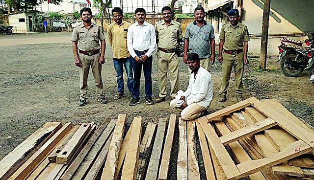 Sewan wood seized from home at Chinchkheda | चिचखेडा येथील घरातून सागवान लाकूड जप्त