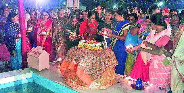 Hundreds of Hundreds of Nation's Secretaries | राष्ट्रसंतांच्या महासमाधीला शेकडो भागिनींची ओवाळणी