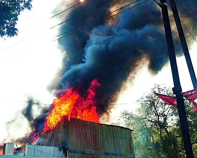 Saw Mill Fire; Roadblock | सॉ मिलला आग; रस्त्याचा खोडा