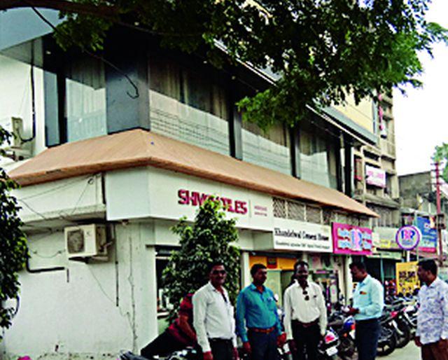 The hookah parlor closed, the trips started | हुक्का पार्लर बंद, धाडसत्र सुरू