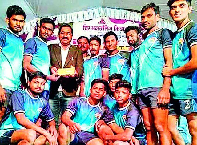 Confrontation of Kabaddi struggle for Taurus treatment | वृषभच्या उपचारासाठी कबड्डीपटूंचा संघर्षाचा सामना