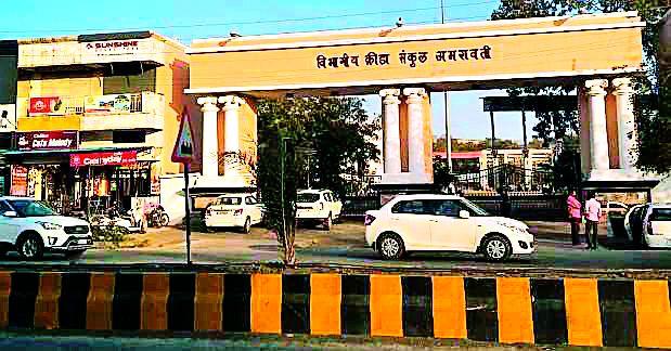 VIPs are at risk of accidents | व्हीआयपींना अपघाताचा धोका VIPs are at risk of accidents | व्हीआयपींना अपघाताचा धोका