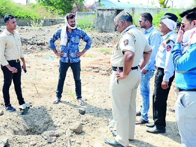 Burial buried in the graveyard! | स्मशानभूमीतील दफन केलेले अर्भक गायब!  Burial buried in the graveyard! | स्मशानभूमीतील दफन केलेले अर्भक गायब!