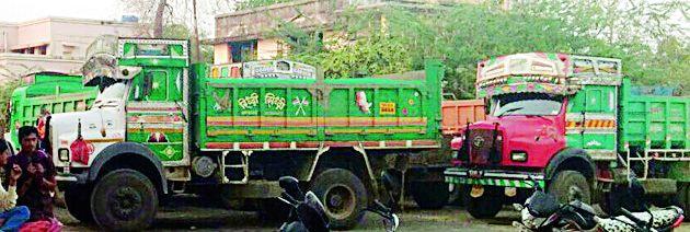 Ten trucks carrying illegal trawlers were seized | रेतीची अवैध वाहतूक करणारे दहा ट्रक जप्त Ten trucks carrying illegal trawlers were seized | रेतीची अवैध वाहतूक करणारे दहा ट्रक जप्त