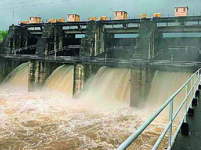 Four doors of four projects opened | चार प्रकल्पांची २० दारे उघडली