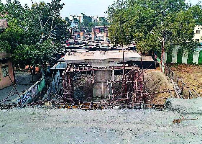 The work of the flyovers on the Rajkot remained | राजापेठ उड्डाणपुलाचे काम रखडले The work of the flyovers on the Rajkot remained | राजापेठ उड्डाणपुलाचे काम रखडले