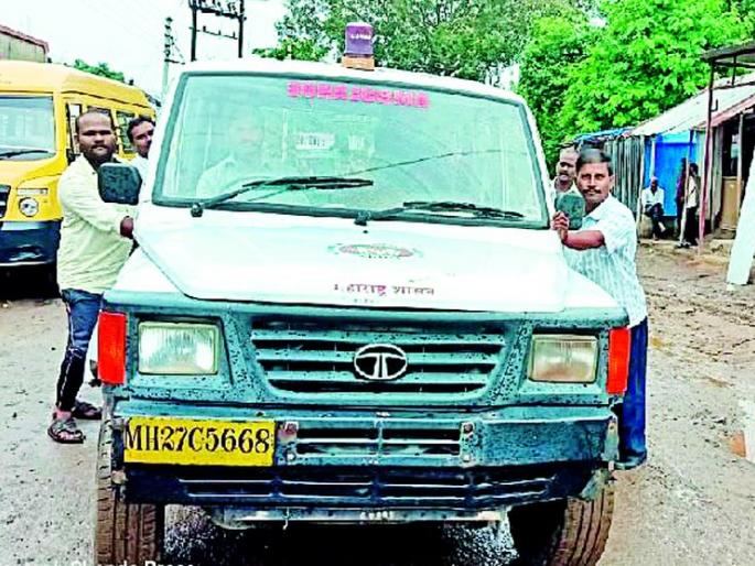 'Push' to the ambulance | रुग्णवाहिकेला ‘दे धक्का’ 'Push' to the ambulance | रुग्णवाहिकेला ‘दे धक्का’