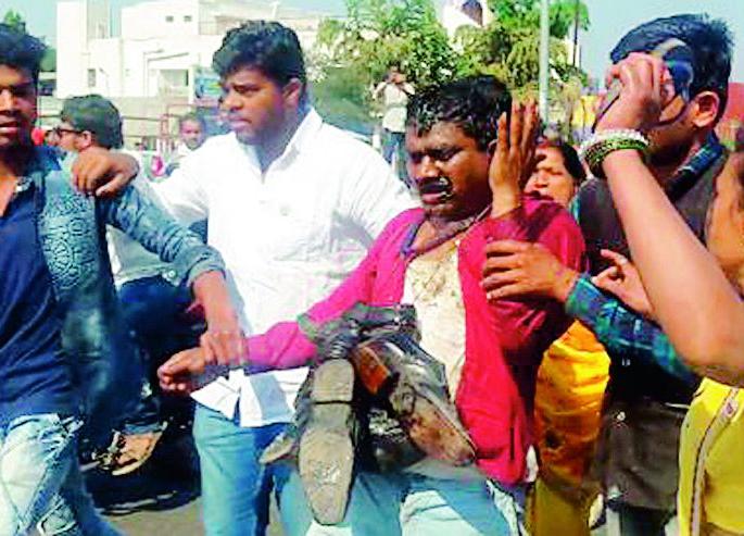 The scribbled crew removed by angry relatives | संतप्त नातेवाईकांनी काढली लिपिकाची धिंड The scribbled crew removed by angry relatives | संतप्त नातेवाईकांनी काढली लिपिकाची धिंड