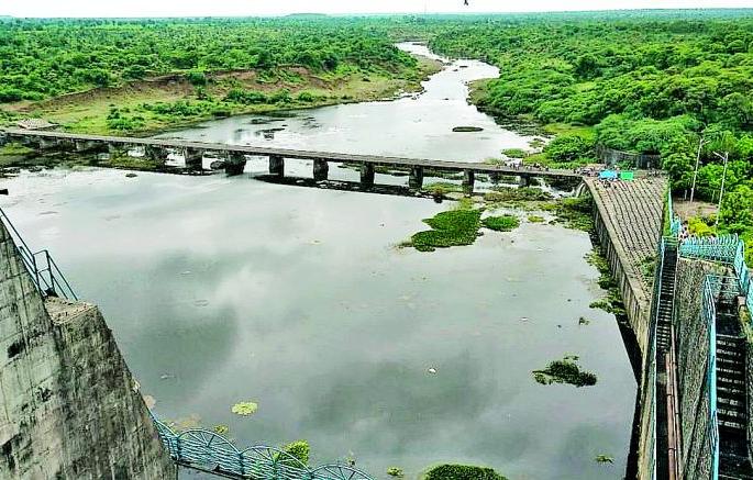 Upper Wardha overflow opened three doors | अप्पर वर्धा ओव्हरफ्लो तीन दारे उघडली