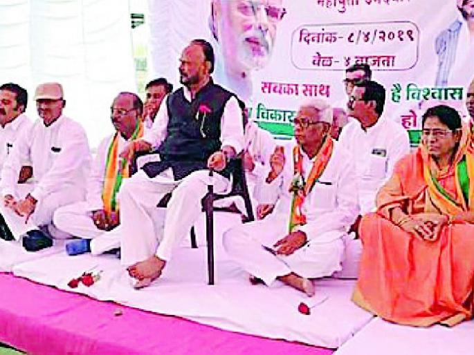 Lok Sabha Election 2019; BJP boycott meeting of two MLAs | Lok Sabha Election 2019; दोन आमदार असलेल्या सभेवर भाजपचा बहिष्कार Lok Sabha Election 2019; BJP boycott meeting of two MLAs | Lok Sabha Election 2019; दोन आमदार असलेल्या सभेवर भाजपचा बहिष्कार