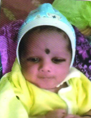 The one-and-a-half-month-old baby smelled powder; Wearing a hat, his mother dropped him off at the train station! | दीड महिन्याच्या बालकास पावडर, गंध लावून नटवले; कानटोपी घालून मातेने त्याला रेल्वे मैदानावर सोडून दिले ! The one-and-a-half-month-old baby smelled powder; Wearing a hat, his mother dropped him off at the train station! | दीड महिन्याच्या बालकास पावडर, गंध लावून नटवले; कानटोपी घालून मातेने त्याला रेल्वे मैदानावर सोडून दिले !