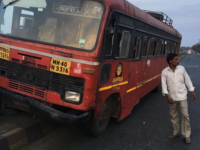 S.T. Bus jumped on road divider ! 45 passengers escaped | बस चढली दुभाजकावर! ४५ प्रवासी बचावले S.T. Bus jumped on road divider ! 45 passengers escaped | बस चढली दुभाजकावर! ४५ प्रवासी बचावले