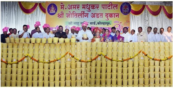  In Kolhapur Bazar Samiti, the sale of Muhurta fell to 5100 rupees, 31 thousand jaggery arrivals | कोल्हापूर बाजार समितीत मुहूर्ताच्या सौद्यात गुळाला ५१०० रुपये भाव, ३१ हजार गूळ रव्यांची आवक