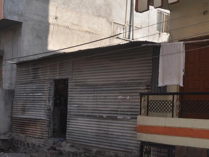 MahaVitaran tills in Beed alive! | बीडमध्ये महावितरण टपलयं जिवावर!