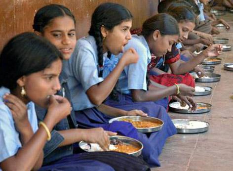 Suddenly checking the squad, children getting khichadi | पथकाकडून अचानक तपासणी, खिचडी झाली ‘खमंग’