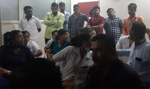 Brother kills brother in front of police at Beed District Hospital | बीड जिल्हा रुग्णालयात पोलिसांसमोरच नातेवाईकांकडून ब्रदरला मारहाण