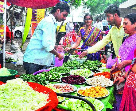 Inadequate arrivals: Increased vegetables demanded in paternity | आवक घटली : पितृपक्षात मागणी वाढली भाज्या महागल्या ! Inadequate arrivals: Increased vegetables demanded in paternity | आवक घटली : पितृपक्षात मागणी वाढली भाज्या महागल्या !