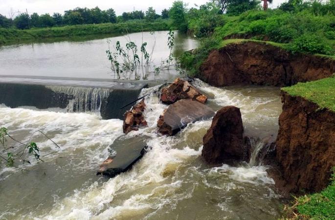 Five people jumped in Wainganga; Two rescued, one dead and two missing | वैनगंगेत पाच जणांनी घेतली उडी; दोघे बचावले, एकाचा मृत्यू तर दोन बेपत्ता Five people jumped in Wainganga; Two rescued, one dead and two missing | वैनगंगेत पाच जणांनी घेतली उडी; दोघे बचावले, एकाचा मृत्यू तर दोन बेपत्ता