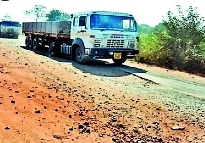 Pothole obstruction on the state highway | राज्य महामार्गावर खड्ड्यांचा अडथळा Pothole obstruction on the state highway | राज्य महामार्गावर खड्ड्यांचा अडथळा