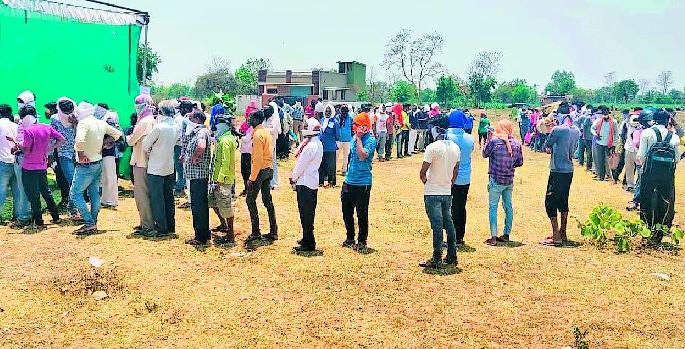 Eventually liquor stores opened | अखेर मद्य विक्रीची दुकाने उघडली Eventually liquor stores opened | अखेर मद्य विक्रीची दुकाने उघडली