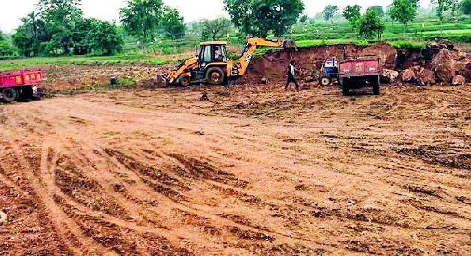 Authorities secretly support illegal excavations | अवैध उत्खननाला अधिकाऱ्यांचाच छुपा पाठिंबा Authorities secretly support illegal excavations | अवैध उत्खननाला अधिकाऱ्यांचाच छुपा पाठिंबा