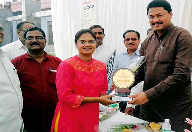 Honest students felicitate | गुणवंत विद्यार्थ्यांचा सत्कार Honest students felicitate | गुणवंत विद्यार्थ्यांचा सत्कार