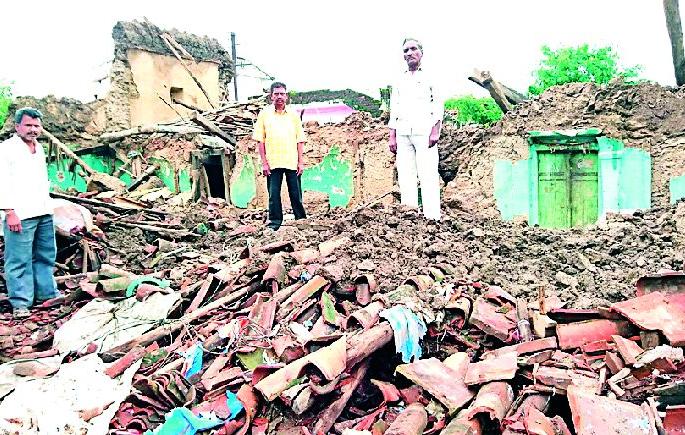 Two houses collapsed in the heavy rain | अतिवृष्टीत दोन घरे कोसळली