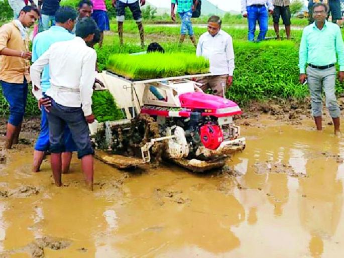 Demonstration of mechanized paddy cultivation on the field at Jakh | जाख येथे बांधावर यंत्रचलित भात लागवडीचे प्रात्यक्षिक Demonstration of mechanized paddy cultivation on the field at Jakh | जाख येथे बांधावर यंत्रचलित भात लागवडीचे प्रात्यक्षिक