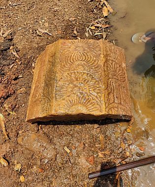 Buddhist sculptures found in Pavani's Balasamudra lake in Bhandara district | भंडारा जिल्ह्यातील पवनीच्या बालसमुद्र तलावात सापडले बौद्धकालीन शिल्प Buddhist sculptures found in Pavani's Balasamudra lake in Bhandara district | भंडारा जिल्ह्यातील पवनीच्या बालसमुद्र तलावात सापडले बौद्धकालीन शिल्प